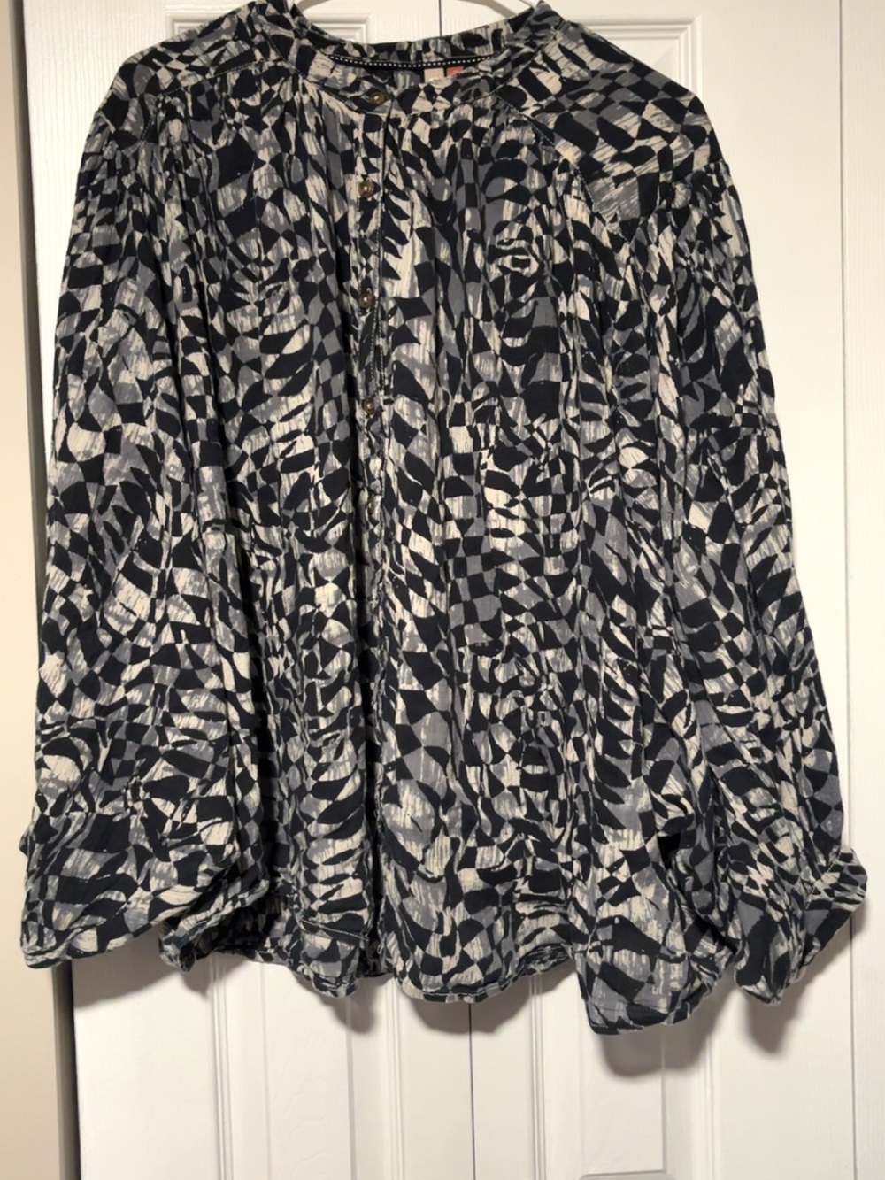Pilcro Black and White Tavi Peasant Blouse with Batwing sleeves size 2X